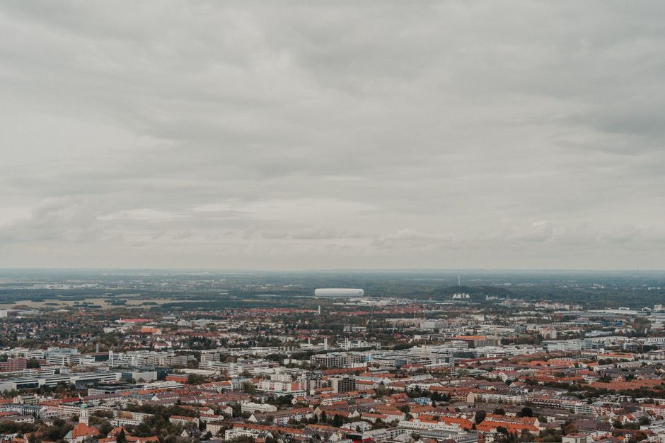 Infraestrutura Brasília. — An expansive aerial view of a cityscape under an overcast sky, offering abundant copy space.